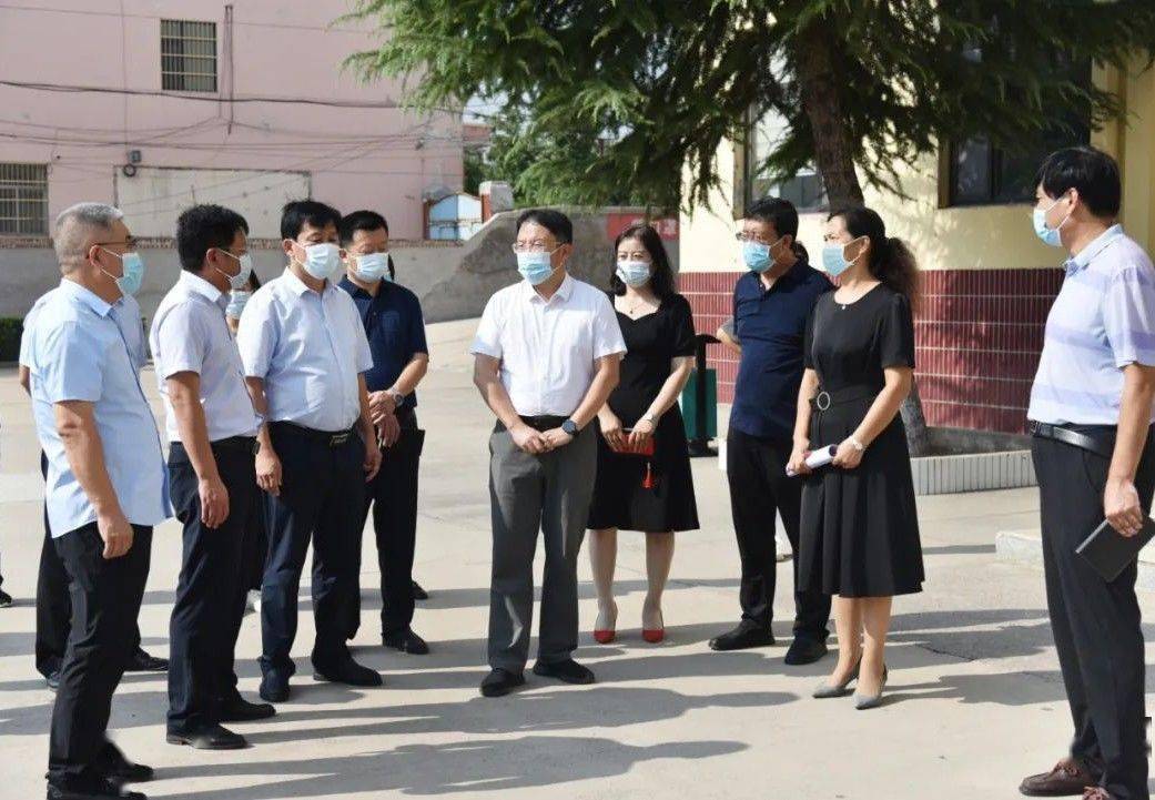 王飞调研万荣二中疫情防控工作_教职工_全力_史志国