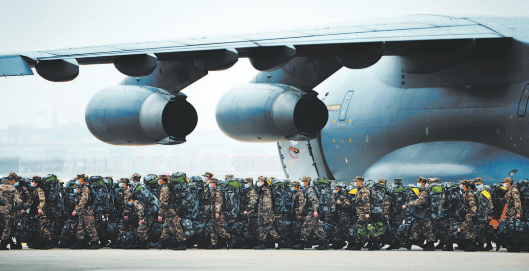 機滿載著又一批軍隊支援湖北醫療隊隊員和醫療物資,抵達武漢天河機場