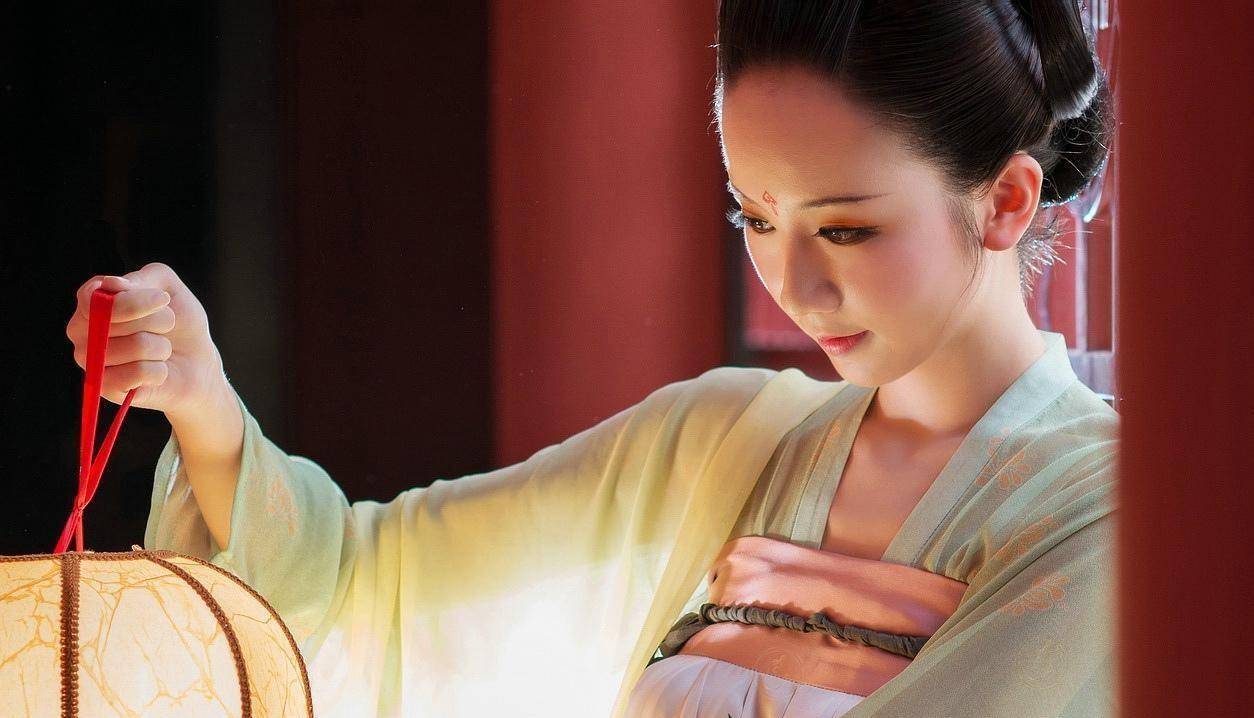 才女暗恋隔壁房住的公子,在墙上留首妙词,对方看完