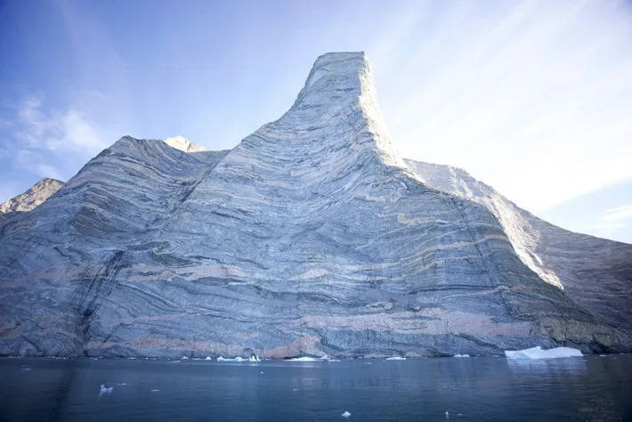 登顶北极悬崖，《徒手攀岩》中的亚历克斯·霍诺德再现壮举