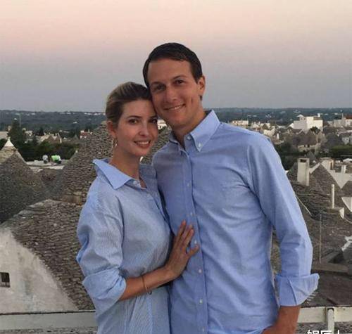 挺大肚主动与老公当街亲吻,女儿表情成亮点_库什纳_丈夫_时尚