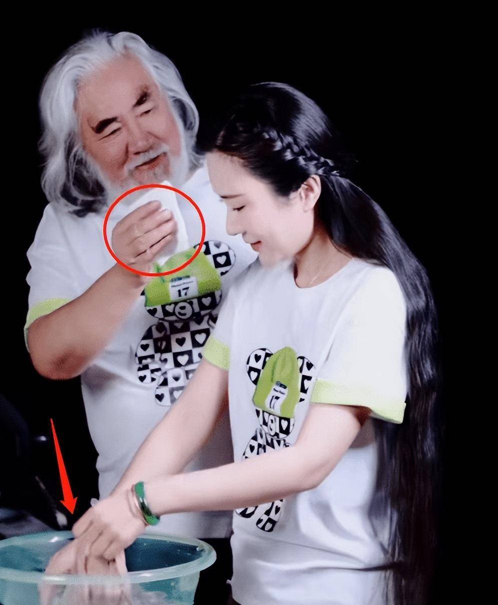 过来,看见爱妻工作如此辛苦,立马拿了件小手帕,亲自跑过来给老婆擦汗