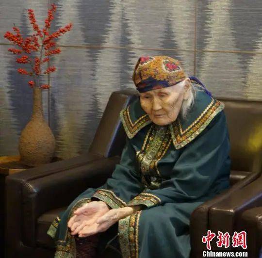 “中国最后一位女酋长”，告别了她的驯鹿和山林
