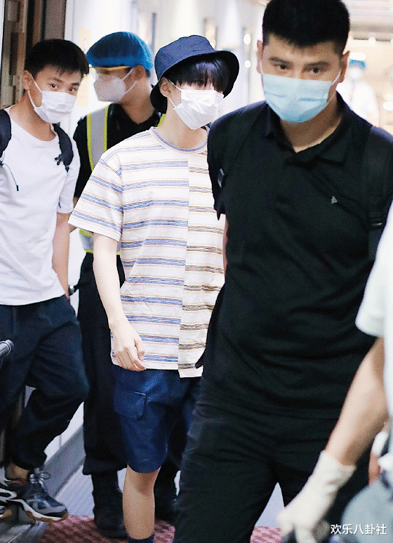 王俊凯在机场被踩掉鞋子后,有谁留意到他下意识的反应?