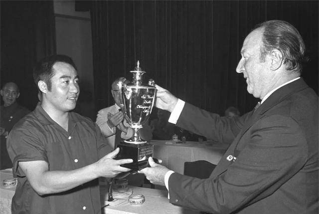 1971年日本名古屋世乒赛期间,面对"上错车"的乒乓球运动员科恩,庄则栋