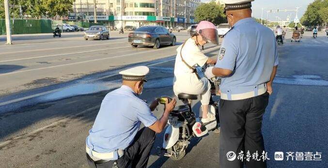 聊城交警开展"荧光行动",为群众暖心粘贴反光贴_夜间_车辆_三轮车