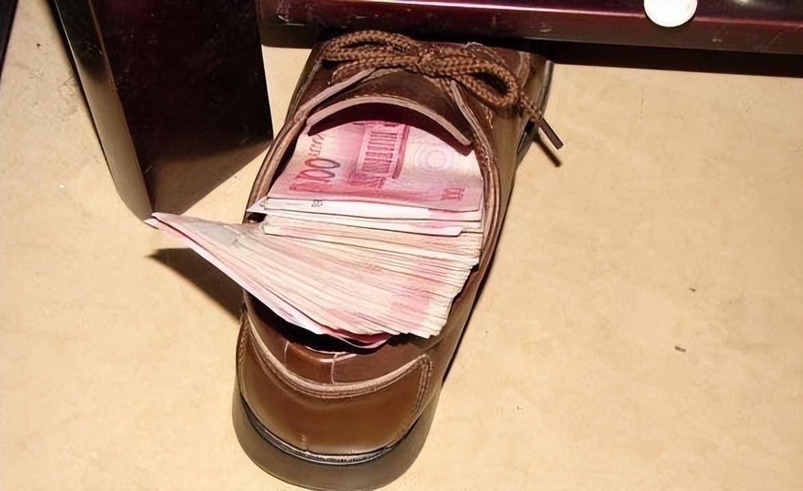 45万元财物藏在旧衣服,家人不知情以15元当废品卖掉_袁先生_现金_网友