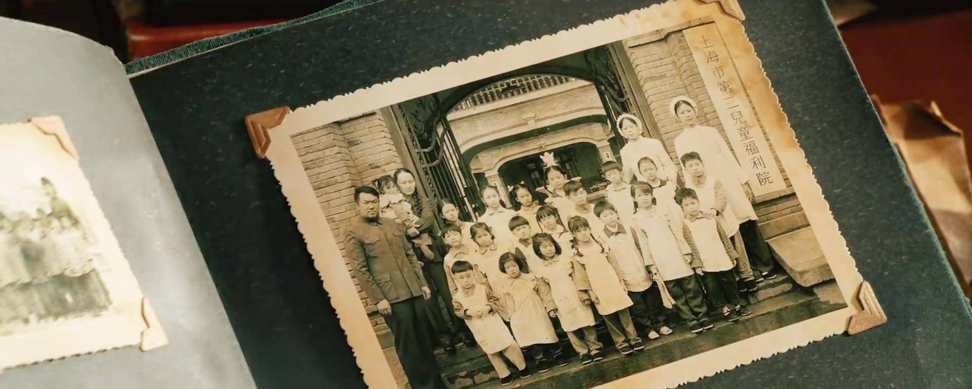 孩子遇到狼,孩子不能走路和需要拐杖,孩子不能走出沼泽