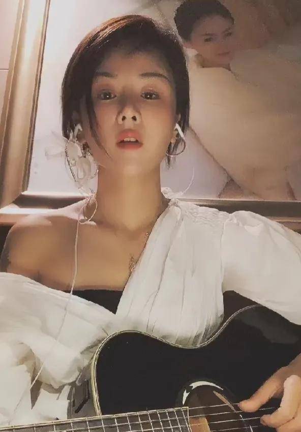 从街头卖唱到千万粉丝,花姐期间经历了什么?一首《狂浪》横扫全网!