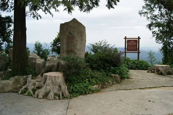 3%,是观赏类动植物的宝库,"薤山叠翠"名列谷城历史八景之首.