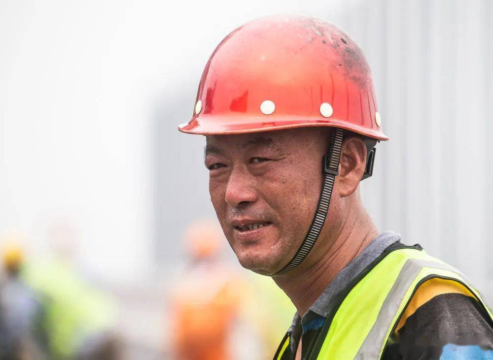 中科盛博建设集团有限公司生产副总施斌分析说:"建筑行业虽然月收入过