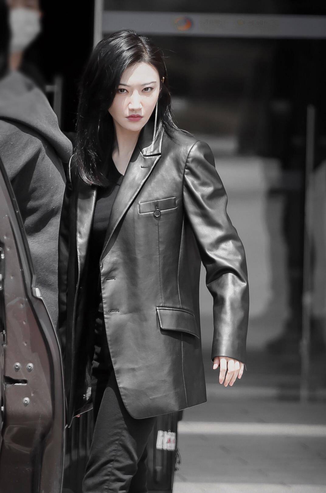景甜换回现代装太拉风,一身黑色内搭配皮衣,走姿霸气眼神更犀利_形象