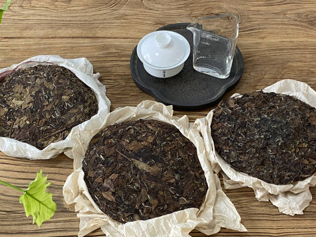 3块典型的做旧老白茶饼,一个比一个离谱,假到新手也能看出问题_颜色