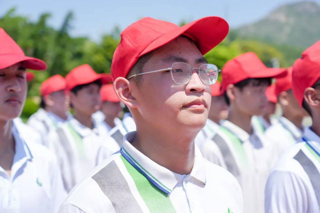 我是浮云向右转,手贴紧高一(18)班许怀邦八月末的沿海城市与烤炉无异