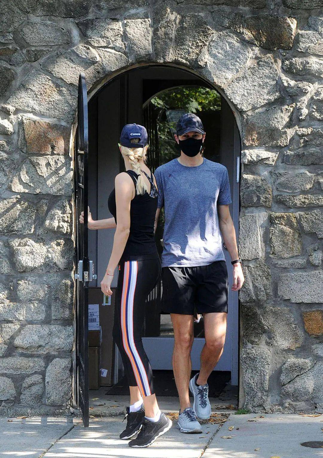 谨慎,常年雇男保镖保护在自己身边,就算和老公贾瑞德·库什纳一起出门