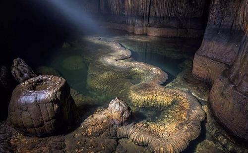 湖南洞穴发现一条“真龙”，当地人不敢靠近，专家称躺了有上亿年