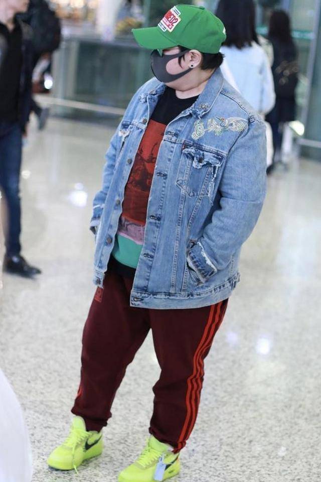 韩红暴瘦40斤后走机场,穿七千元卫衣配紧身裤,腿和胳膊一样细