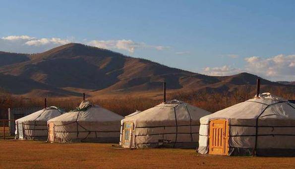 真实的蒙古人的情况：扎堆去首都，买不起房子，就住在蒙古包里