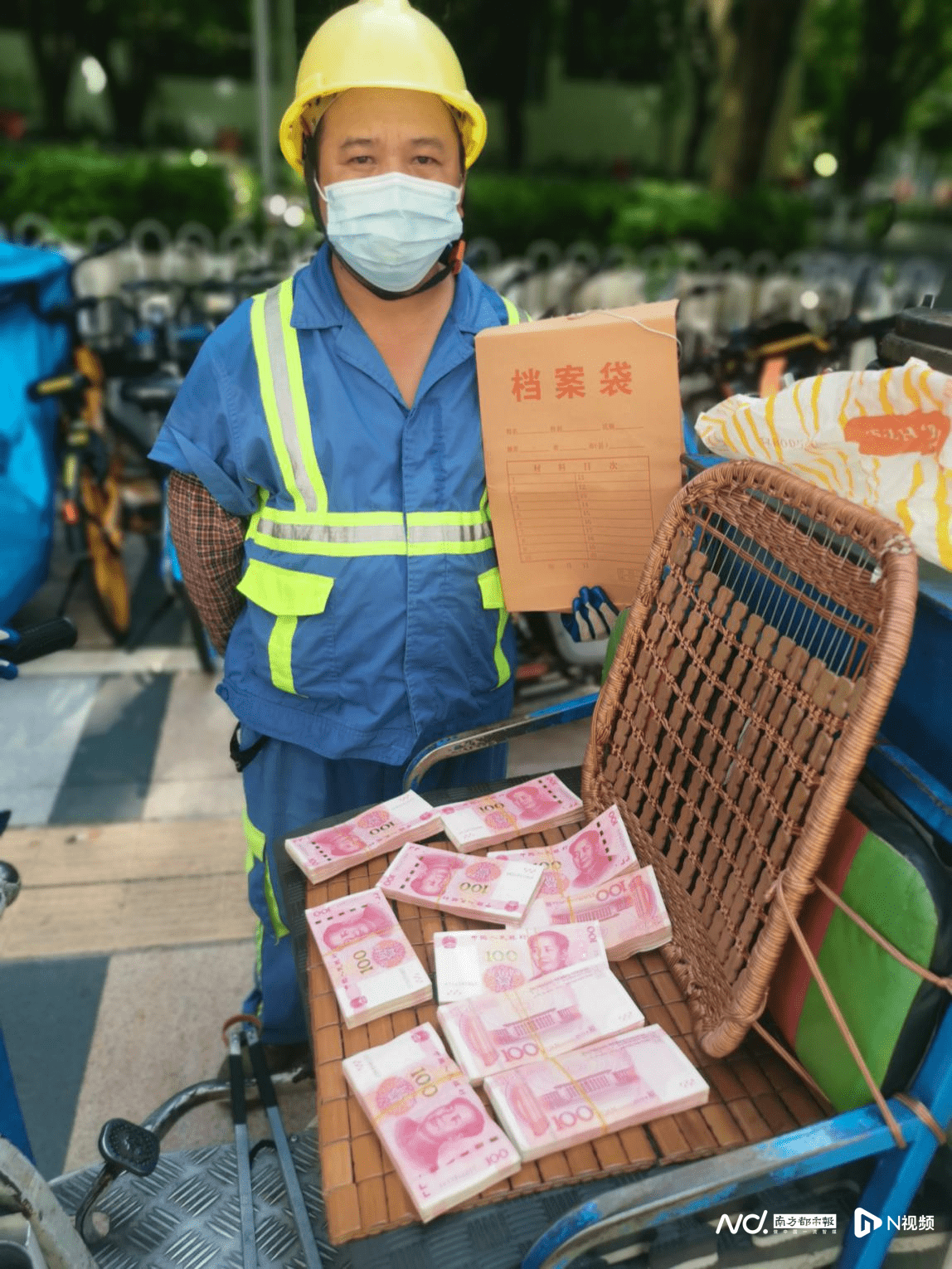 停車打開一看,唐建鋒發現,塑料袋裡面是一個檔案紙袋,紙裝裡面是數沓