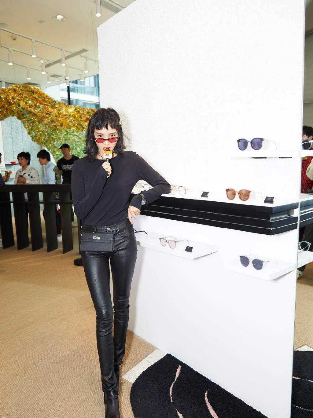 辣妈赵丽颖在线种草,霸气皮裤带起反季节风,夏天就要"皮"一点_皮衣