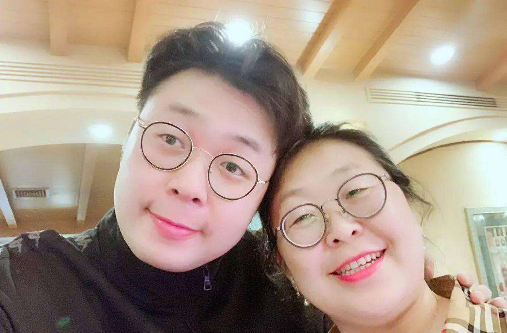 王鹤棣爸爸店铺走红,引无数粉丝打卡,网友:父子俩一点也不像_孩子