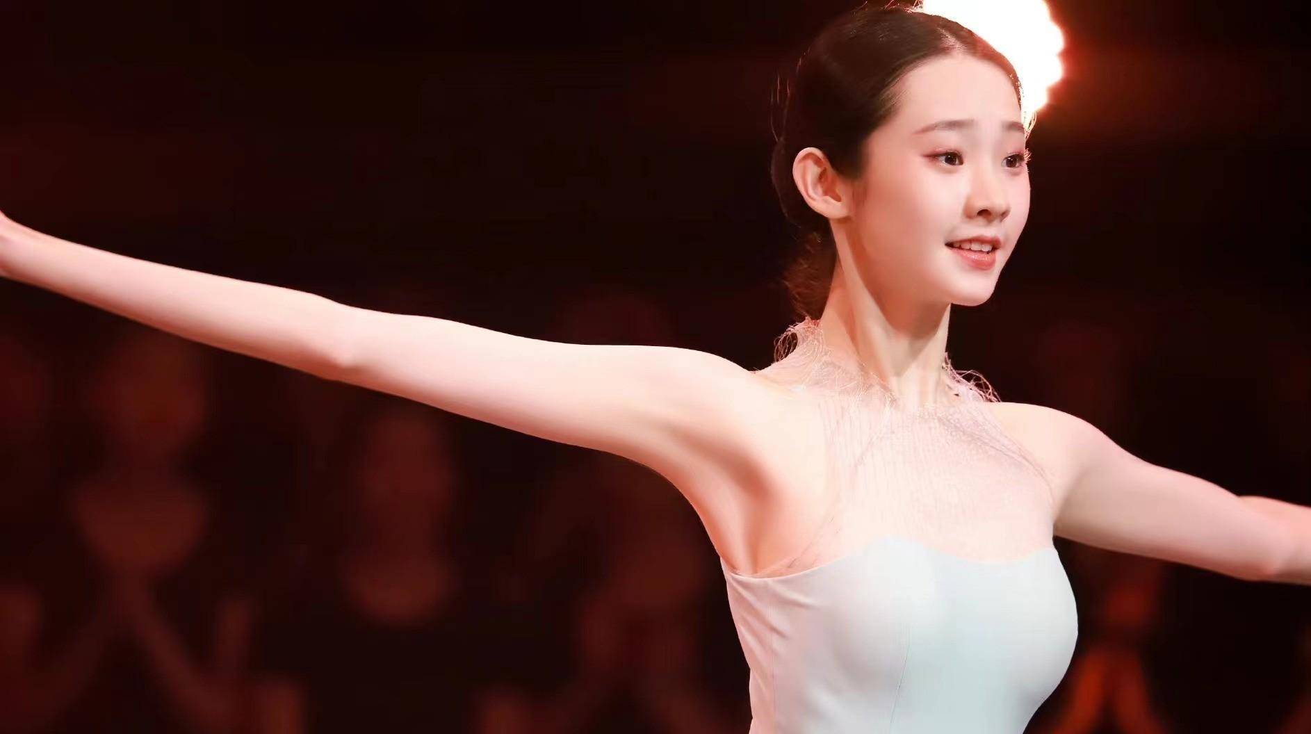 她被称为芭蕾小仙女,展示优越身材比例,身高腿长太惊艳_的设计_张艺凡