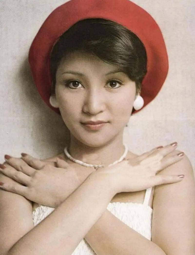 狄波拉的改命史,流连于谢贤,何鸿燊之间的弃婴,没你想的那么简单_香港