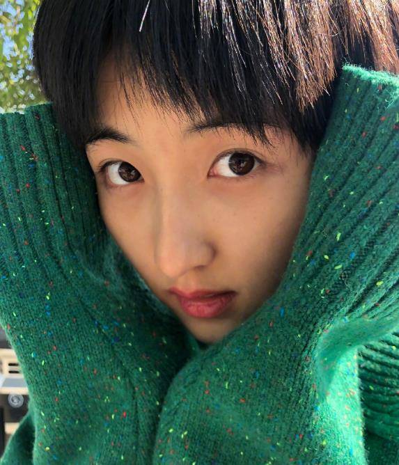 开学后,张子枫第一次晒自拍,都被她手机壳吸引,上学还是作秀一目了然