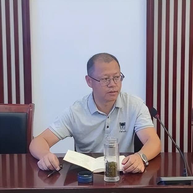南京市燕子矶中学召开暑期中层以上干部学习研讨会_工作_活动_领导