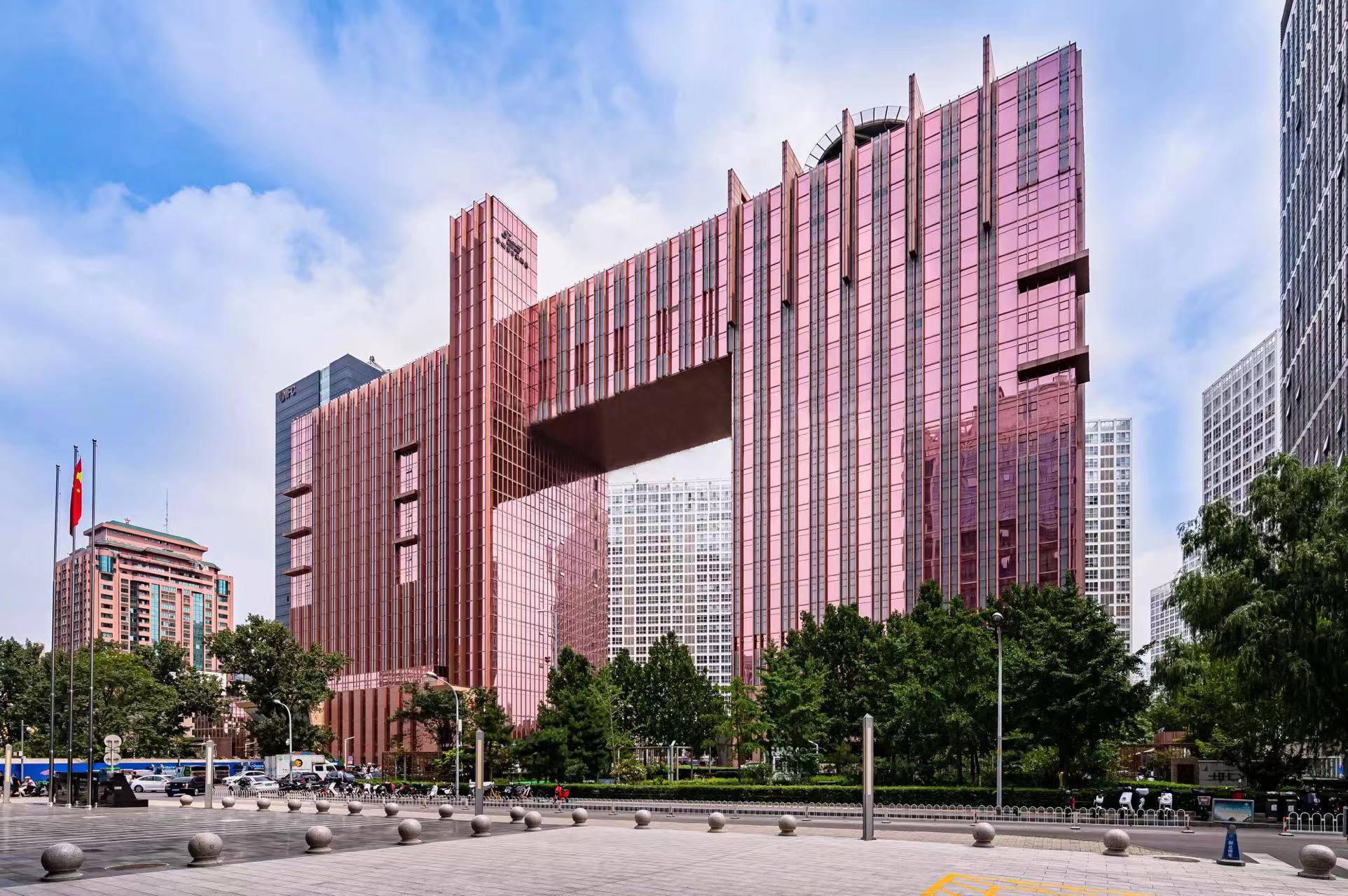 华彬中心即为华彬集团兴建开发,大厦坐落于北京朝阳区永安东里8号