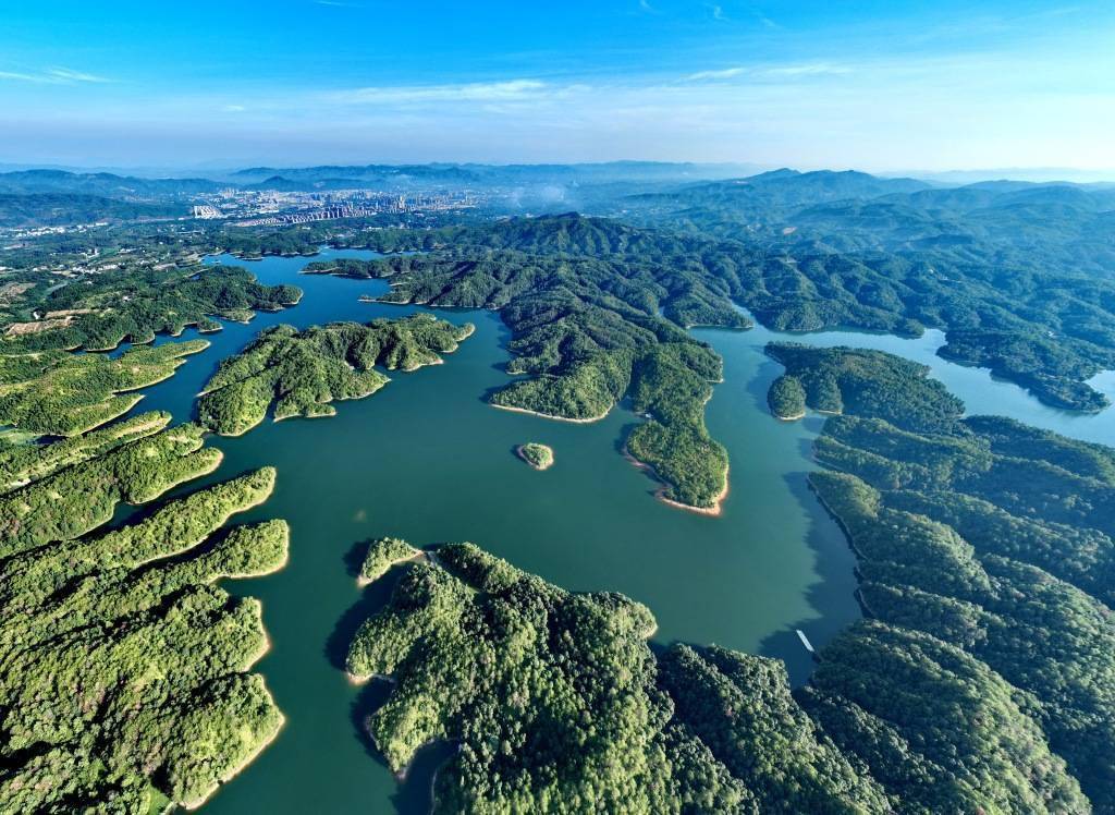 视觉云游|江西赣州:航拍石壁坑水库 蓝天碧水相互映衬生态环境_朱海鹏