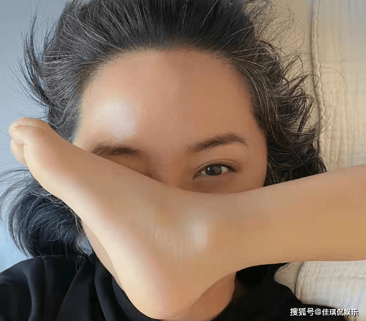 近日,她发了一张图片,5岁的儿子把脚丫子放到了妈妈的脸上,虽然文字