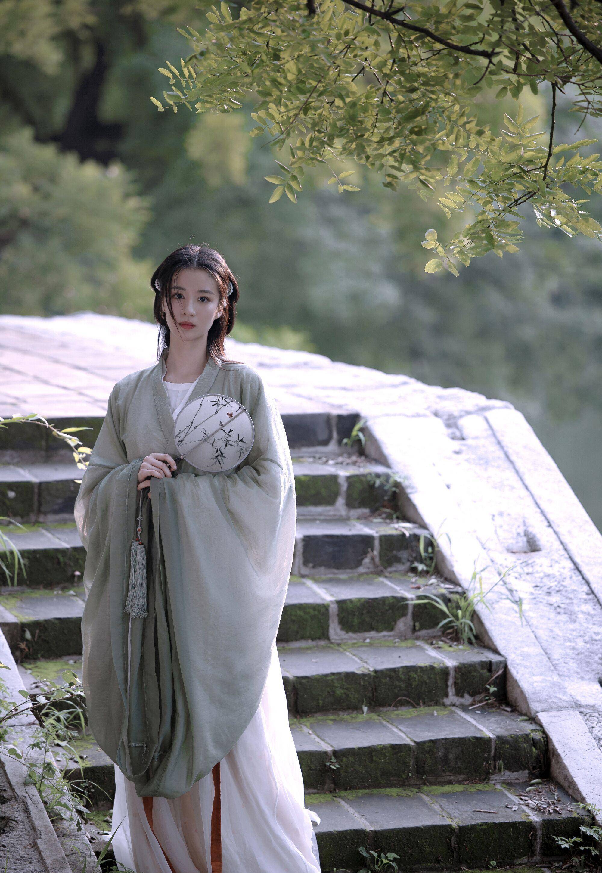 是直接从古代穿越过来的吧…怎么会这么绝,中秋节女明星汉服图鉴你看