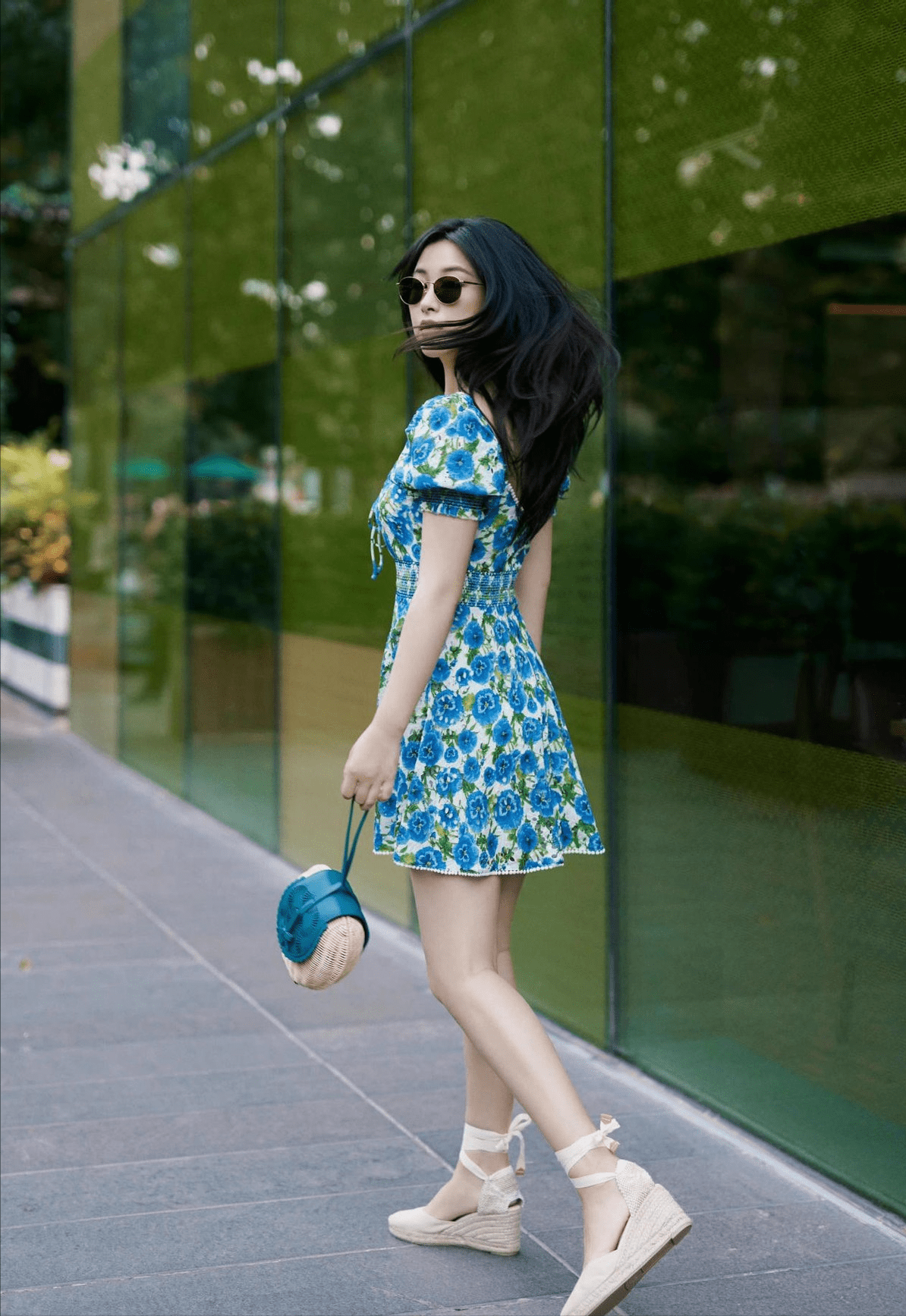 显高又显腿长,搭配短裙,让腿部线条看起来格外流畅笔直,朱珠选择的这