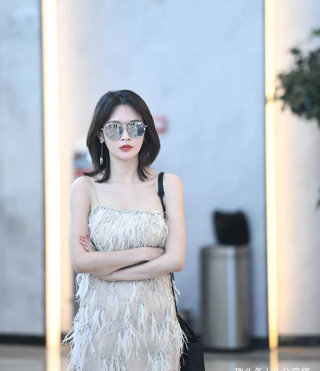 于明加真是厉害了,穿格纹衬衫配短裤走机场简约随性,气质高级_休闲