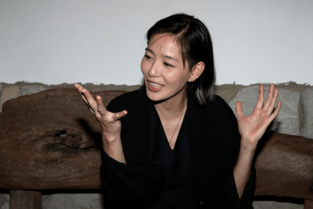 2015年张悬改回原名焦安溥继续音乐创作,现年40岁的她和老公育有一个2