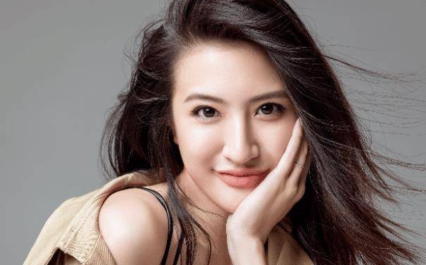 岁的时候就被上海英皇选中,让她顺利进入娱乐圈_杨凯琳_方面_英皇公司