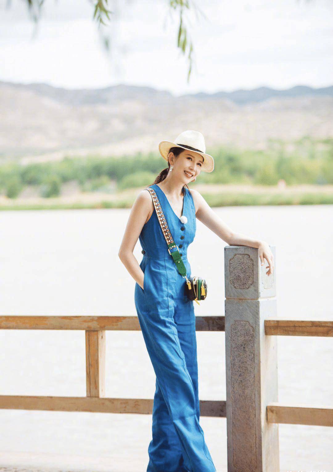 蔡少芬穿衣打扮"有一套",粉色t恤配印花半身裙娇俏温柔,太美_t恤