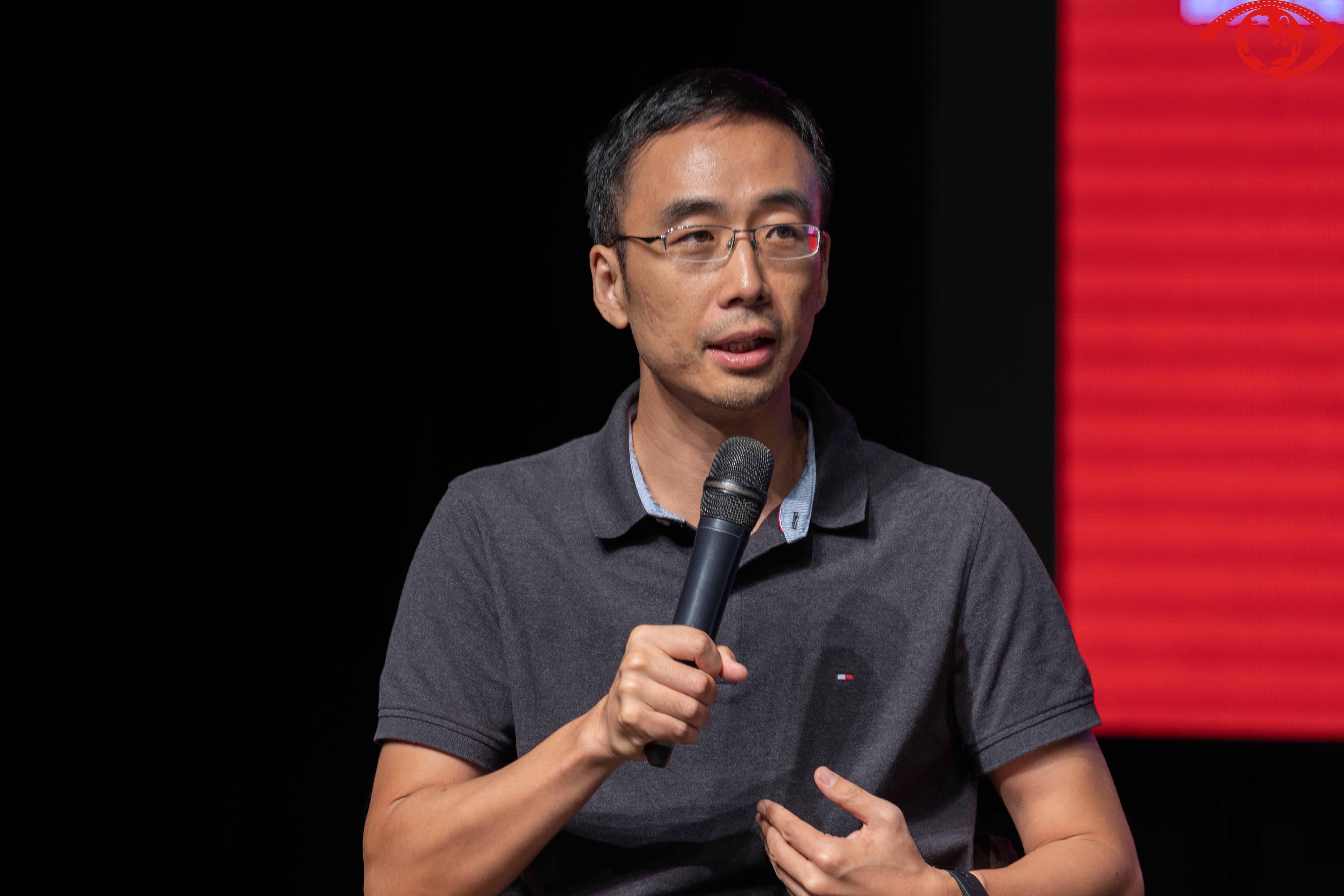 制片人,清华大学新闻与传播学院副教授,博士生导师梁君健担任主持