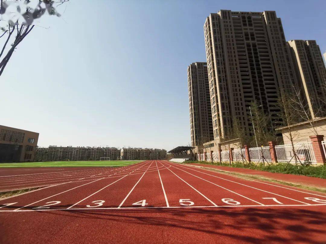 徐州市锦绣中学位于新淮海西路以北,鼎瑞雅居西院南侧,万科八街区东侧