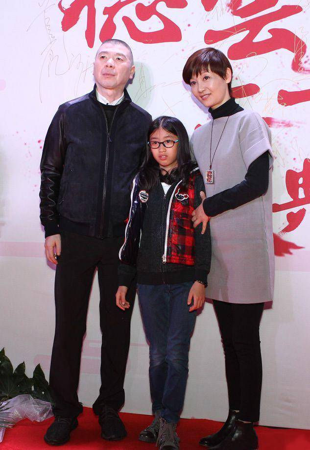 徐帆夫妇与养女2014年5月,徐帆在怀柔拍戏,冯小刚担任导演.