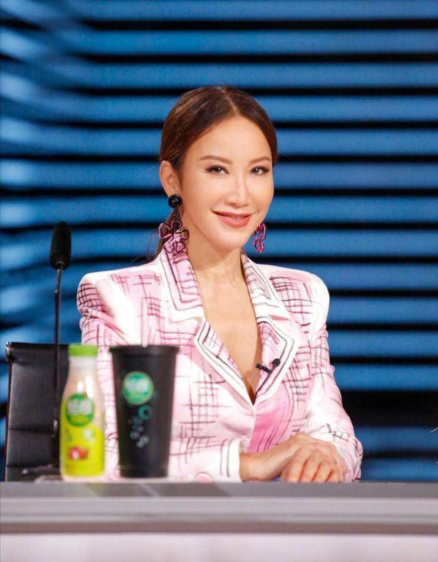 但依然能驾驭出迷人的微笑,整齐的发型和夸张的耳环,李玟不走时尚路线