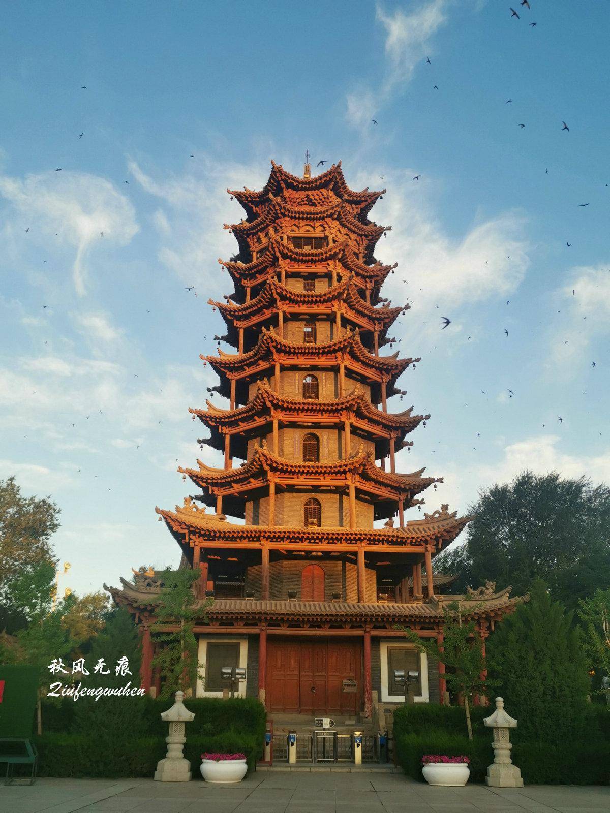 看着古寺古塔的介绍,欣赏着美丽的张掖城市风