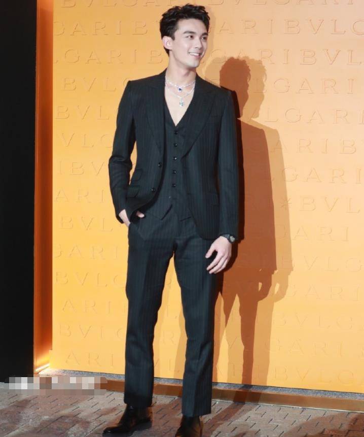深v黑色西装霸总本人,路人镜头气质拿捏稳_时尚_吴磊_西装