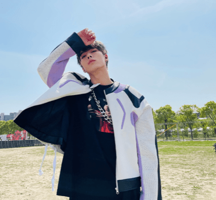 曝22岁男星恋上大10岁富婆,穿同款奢侈品秀恩爱,女方身份不简单_寇聪