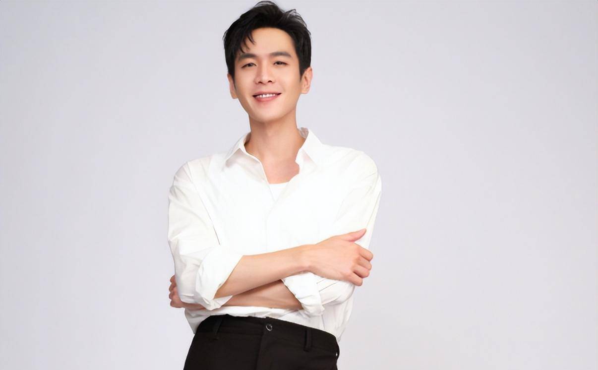 张若昀发文庆34岁生日,唐艺昕亲手为丈夫做蛋糕,桌上细节显爱意_照片