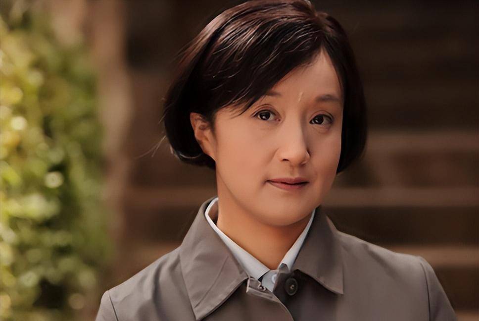 杨昆:60岁无儿无女,退休金2000别墅被拍卖,如今生活怎样?