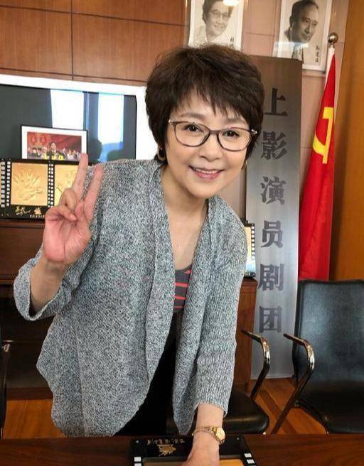 62岁张瑜气质真好,基础款也能穿出高级感,短发微卷时髦又减龄_款式