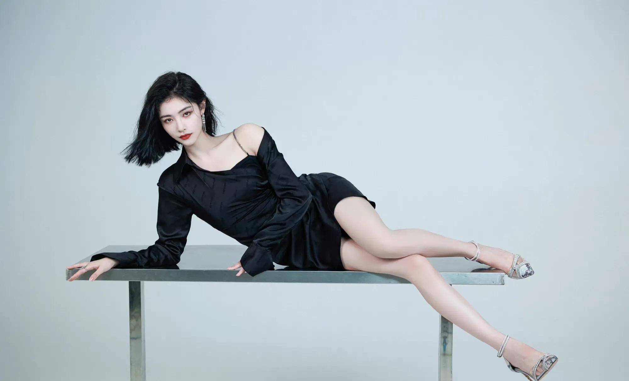 许佳琪27岁生日写真,在高冷酷飒御姐和清新元气学姐中切换自如_实力派