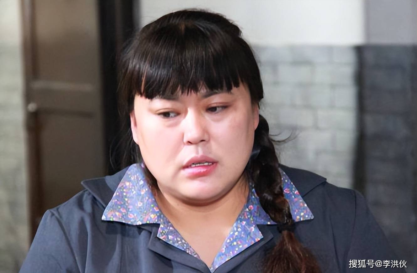 51岁李菁菁和29岁三婚老公离婚,男方直播哭诉委屈,称已人财两空_刘振